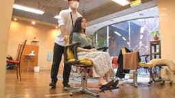 美容室でケープの中を全裸にされカット中に何度もこっそりイキさせられる敏感女